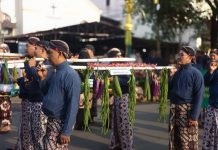 Pemkal Condongcatur Ikuti Kirab dan Pisowanan Mangayubagya 80 Tahun Sri Sultan HB X